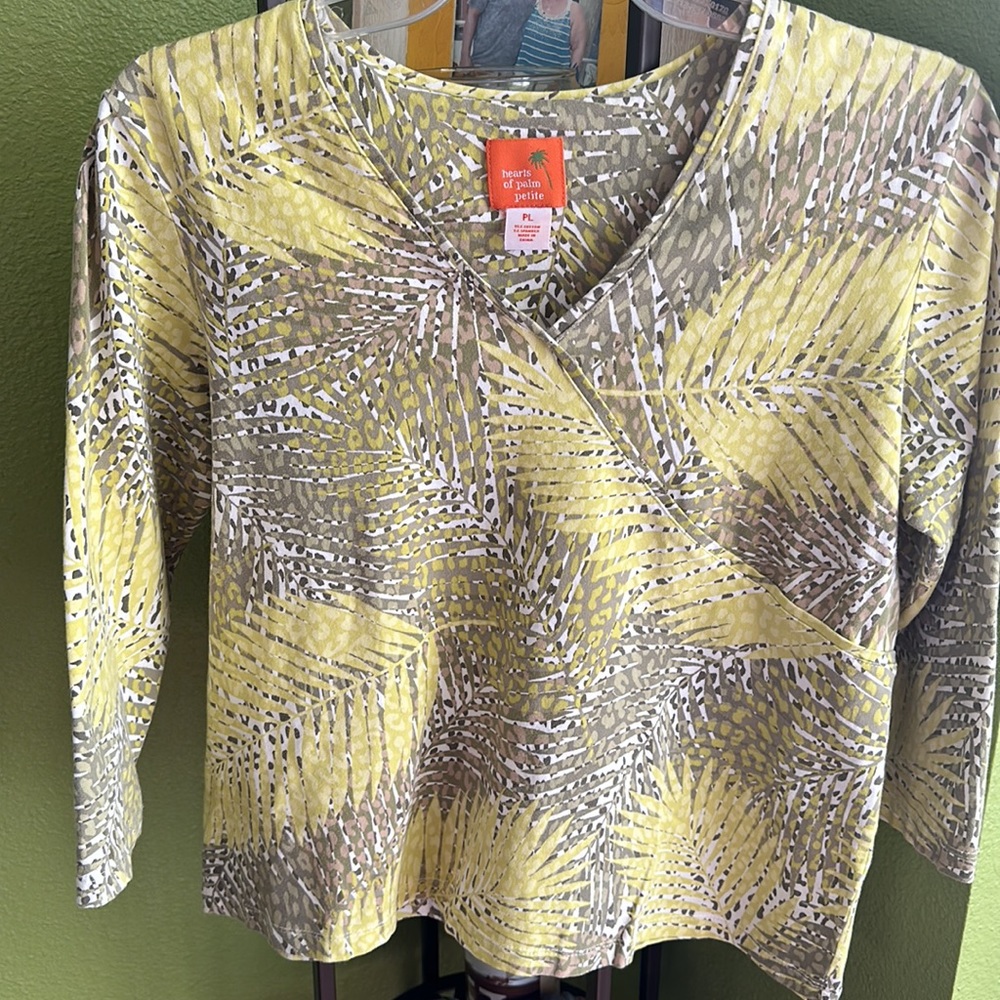 💖Hearts of Palm, yellow and olive green V-neck palm print top with 3/4 sleeves